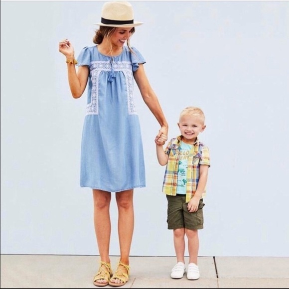Old Navy Dresses & Skirts - Old Navy size Large Chambray Embroidered Dress